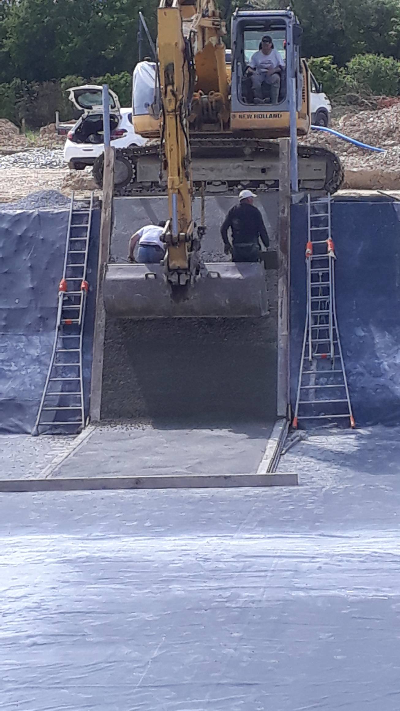 ouvrier-chantier-rampe-beton-pour-lisier-agricole-tram-tp