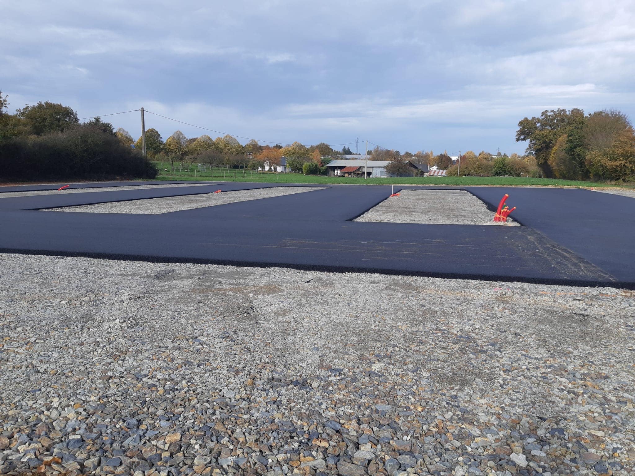 enrobe-et-gravier-plateforme-stockage-box-craon-tram-tp