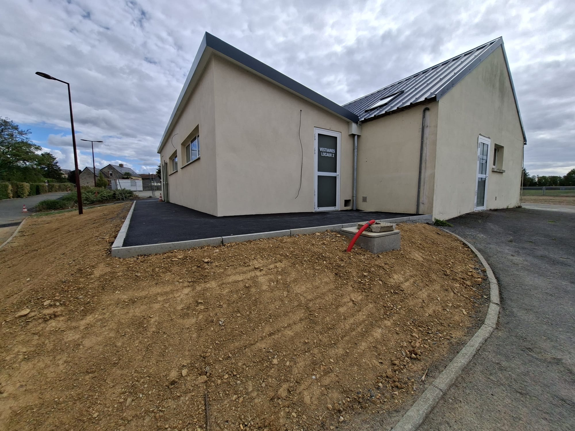 amenagement-exterieur-vestiaire-sportif-tram-tp