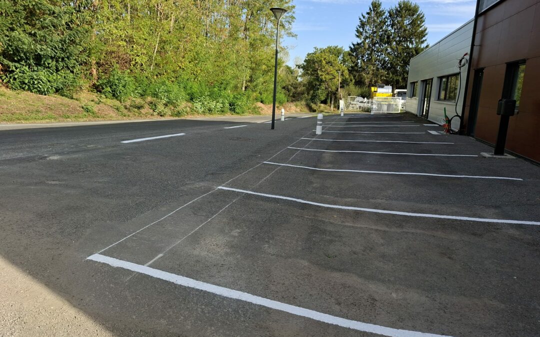 Parking d&rsquo;une usine à Cossé-le-Vivien (53)